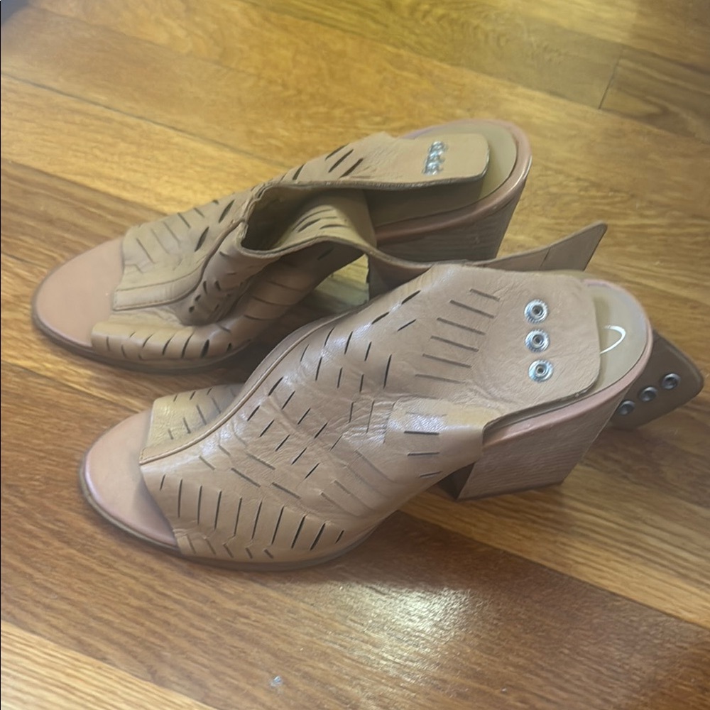 Report Signature Tan Cutout Heels
